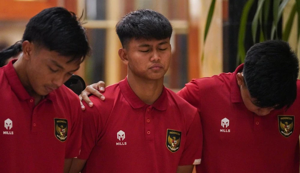 Các cầu thủ U-20 Indonesia có nhiều năm chuẩn bị cho U-20 World Cup với các chuyến tập huấn châu Âu. FIFA giúp đỡ và chia sẻ với Indonesia tận cùng...nhưng đã hết phương án giữ lại World Cup cho xứ sở Vạn đảo. Chủ tịch LĐBĐ Indonesia, tỉ phú Erick Thohir trở về sau chuyến công du gặp FIFA thương lượng nhưng bất thành.