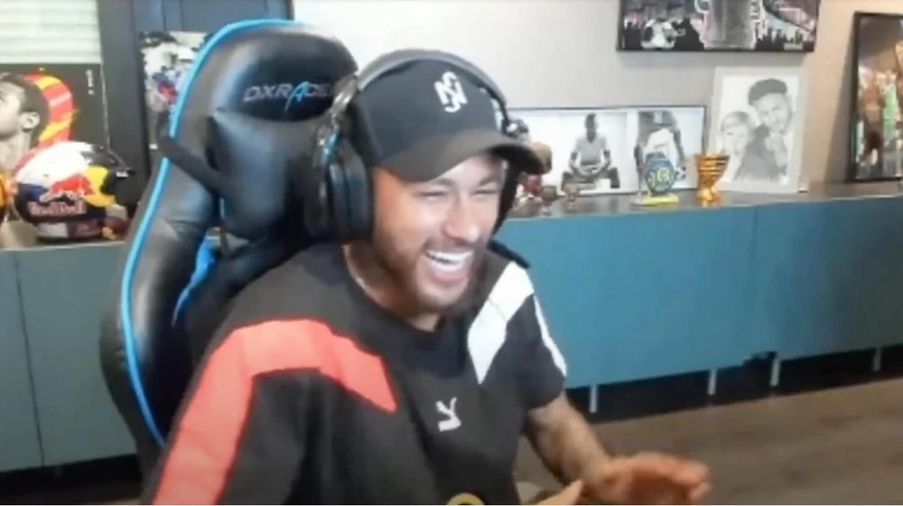 Thua 1 triệu euro ở "game" này trong 1 giờ đồng hồ nhưng Neymar vẫn phấn khích vui vẻ. Ảnh: K.T