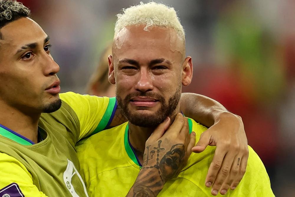 Neymar khóc lóc khi tuyển Brazil bị Croatia loại ở tứ kết World Cup 2022. Ảnh: Getty
