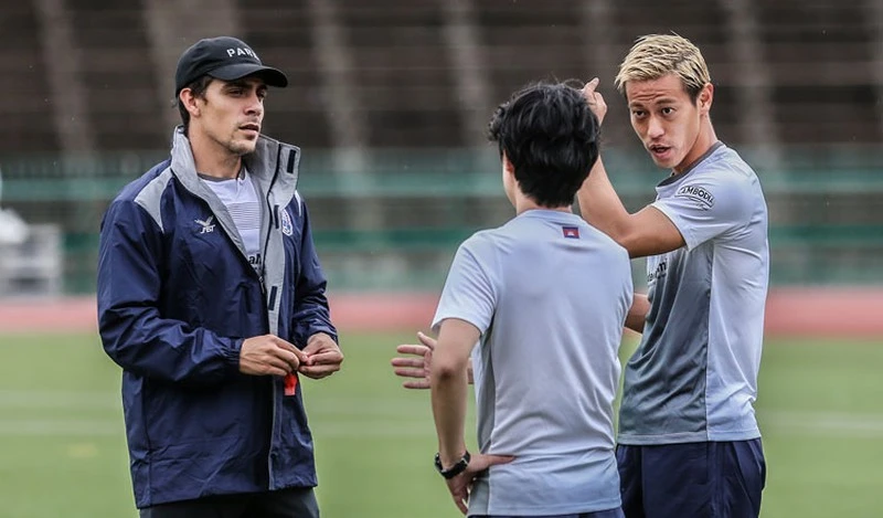 Felix Dalmas (trái) có thời gian làm trợ lý và cùng HLV Honda dẫn dắt các đội tuyển Campuchia. Ảnh: K.T