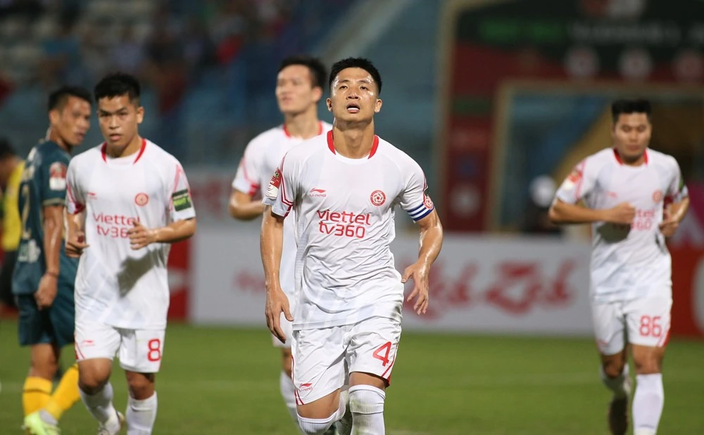 Đội trưởng Bùi Tiến Dũng có bàn san bằng 1-1 cho Viettel từ chấm 11m. Ảnh Bongdaplus Đội trưởng Bùi Tiến Dũng có bàn san bằng 1-1 cho Viettel từ chấm 11m. Ảnh Bongdaplus