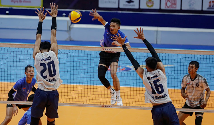 Một trận bóng chuyền ở giải Vô địch quốc gia Campuchia. Ảnh: KT