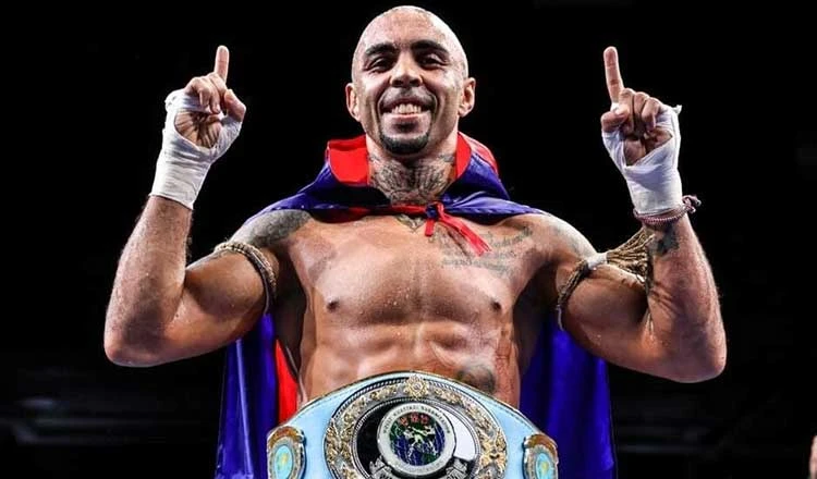 Thiago Teixeira vừa vô địch hạng trung tại Phukhet, Thái Lan, Thiago choàng quốc kỳ Campuchia và hô vang mình vô địch hạng trung kun Khmer. Ảnh: K.T