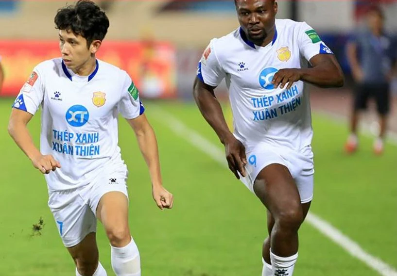 Hồng Duy có bàn thắng duy nhất trận, giúp TX Nam Định tạm trở lại ngôi đầu với 12 điểm. Ảnh: VPF