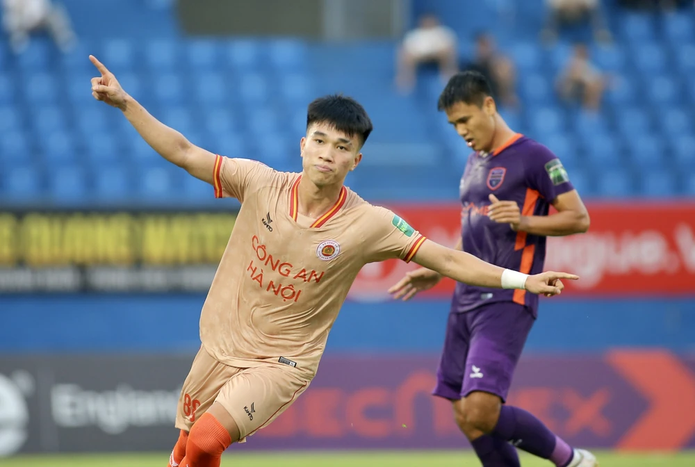 Văn Đô mở điểm cho CAHN ở phút 38 rất dễ dàng. Ảnh: ANH PHƯƠNG