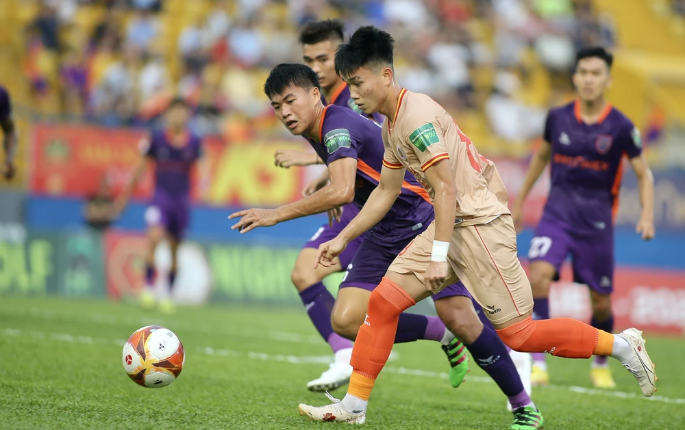 CAHN chưa chắc xuất sắc, vấn đề là B. Bình Dương chơi phòng ngự kém, hỏa lực thì nhạt nhòa. Ảnh: ANH PHƯƠNG