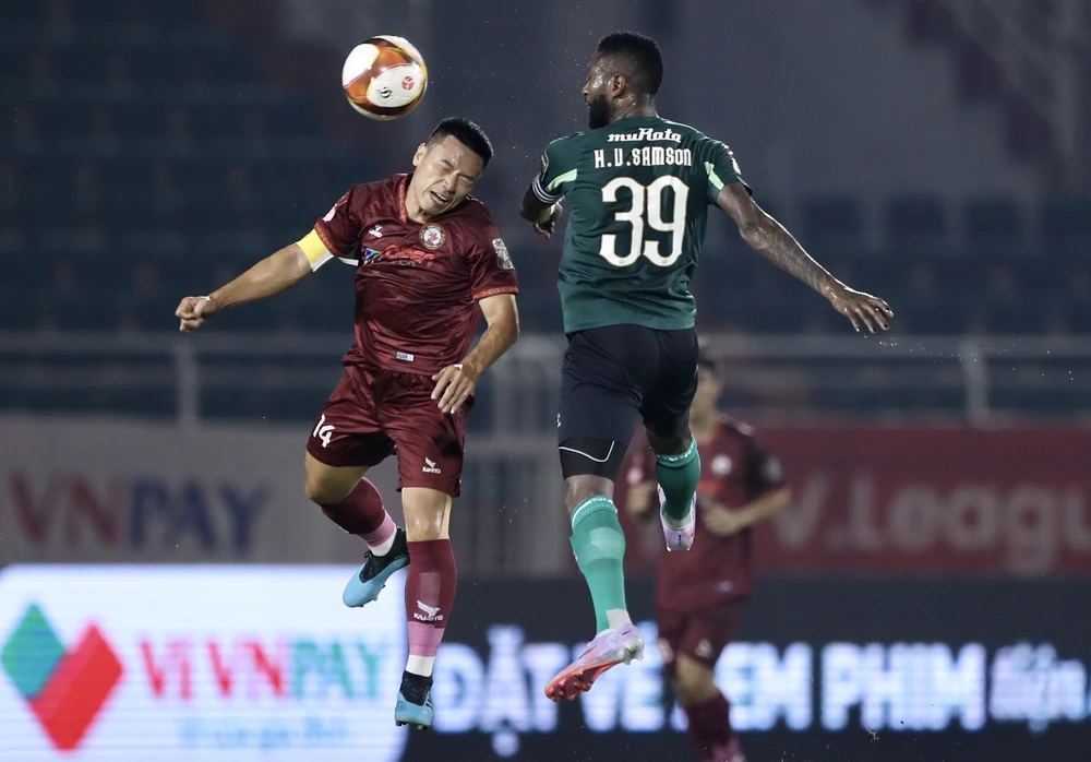 Hoàng Vũ Samson đòi lại một điểm cho "Chiến hạm đỏ" từ chấm 11m. Ảnh: A.PHƯƠNG