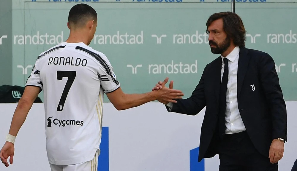 Vốn là một tiền vệ tài hoa, nhà cầm quân Pirlo đôi lúc không hài lòng học trò và bực tức, nhưng huyền thoại Ý ra đi chứ không phải vì Ronaldo mà ông chia tay Juventus. Ảnh: Getty Khi Maurizio Sarri về thay Pirlo ở Juventus, đôi lúc Ronaldo rất...cứng đầu, thiếu hợp tác. Ảnh: Getty ...Rồi Sarri cũng phải chia tay Juventus Ảnh: Getty Người thầy từng là đồng đội cũ của Ronaldo là Solskjaer đôi lúc khó xử với sự hiện diện của Ronaldo trên sân. Ảnh: Getty Về Al Nassr Ronaldo được ông thầy Pháp Rudi Garcia chào đón. Ảnh: Al Nassr Nhưng rồi vừa qua Al Nassr hòa đội yếu Al Feiha, khiến Rudi Garcia mắng học trò tới tấp, trong đó có Ronaldo. Kết cục đắng cho HLV người Pháp là lãnh đạo Al Nassr chia tay ông. Ảnh: Al Nassr