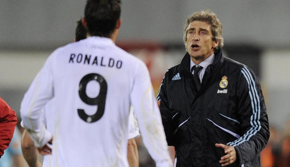 Tương tự Pellegrini cũng có số phận như Benitez ở CLB Hoàng gia Tây Ban Nha. Ảnh: Getty Vốn là một tiền vệ tài hoa, nhà cầm quân Pirlo đôi lúc không hài lòng học trò và bực tức, nhưng huyền thoại Ý ra đi chứ không phải vì Ronaldo mà ông chia tay Juventus. Ảnh: Getty Khi Maurizio Sarri về thay Pirlo ở Juventus, đôi lúc Ronaldo rất...cứng đầu, thiếu hợp tác. Ảnh: Getty ...Rồi Sarri cũng phải chia tay Juventus Ảnh: Getty Người thầy từng là đồng đội cũ của Ronaldo là Solskjaer đôi lúc khó xử với sự hiện diện của Ronaldo trên sân. Ảnh: Getty Về Al Nassr Ronaldo được ông thầy Pháp Rudi Garcia chào đón. Ảnh: Al Nassr Nhưng rồi vừa qua Al Nassr hòa đội yếu Al Feiha, khiến Rudi Garcia mắng học trò tới tấp, trong đó có Ronaldo. Kết cục đắng cho HLV người Pháp là lãnh đạo Al Nassr chia tay ông. Ảnh: Al Nassr