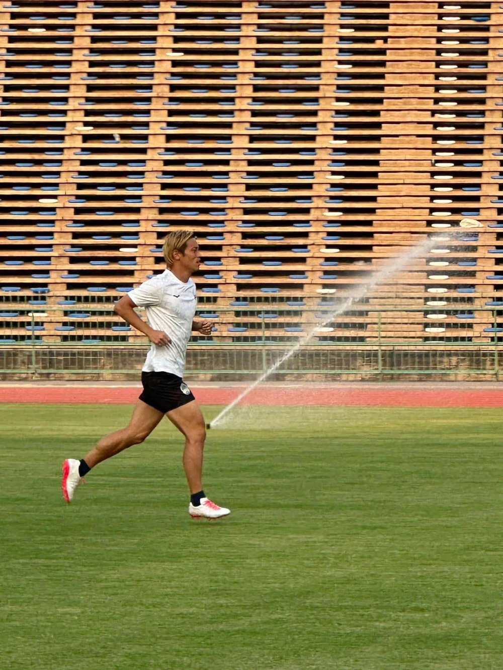 ...Cho đến trước thềm SEA Games 32 này mặt cỏ chỉ được phủ lên để tổ chức các trận bóng đá nam và nữ SEA Games 32. HLV Honda của U-22 Campuchia...thử độ mềm của sân. Ảnh: CTP "Bóc tem" các ghế ngồi thô sơ bằng nhựa. Ảnh: CTP ...Công nhân dùng búa để bắt đinh gắn chặt ghế vào bê tông. Ảnh: CTP Khi vào bên trong sân Olympic ở Phnom Penh này cảm giác rất giống bên trong sân Cần Thơ. Ảnh: CTP Lắp đặt ghế tạm thời là hạng mục cuối cùng của sân Olympic chờ ngày 29-4 quả bóng môn bóng đá SEA Games 32...lăn. Ảnh: CTP