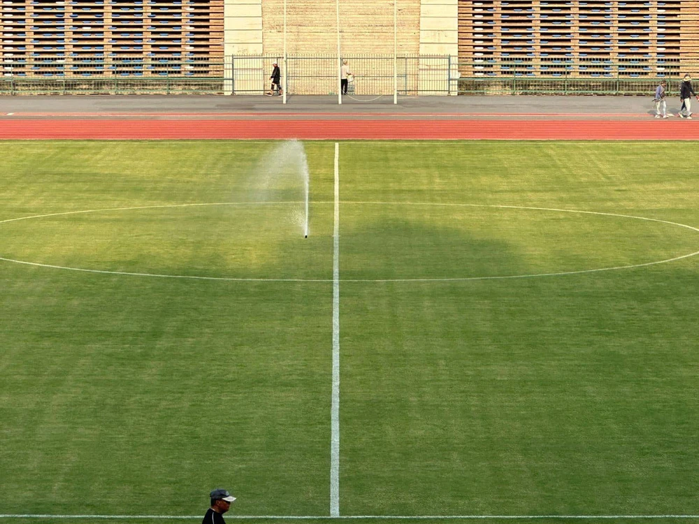 Sân vẫn được dùng là sân quốc gia của đội tuyển Campuchia, nhiều thập niên qua, mặt sân phủ cỏ nhân tạo. Ảnh: CTP ...Cho đến trước thềm SEA Games 32 này mặt cỏ chỉ được phủ lên để tổ chức các trận bóng đá nam và nữ SEA Games 32. HLV Honda của U-22 Campuchia...thử độ mềm của sân. Ảnh: CTP "Bóc tem" các ghế ngồi thô sơ bằng nhựa. Ảnh: CTP ...Công nhân dùng búa để bắt đinh gắn chặt ghế vào bê tông. Ảnh: CTP Khi vào bên trong sân Olympic ở Phnom Penh này cảm giác rất giống bên trong sân Cần Thơ. Ảnh: CTP Lắp đặt ghế tạm thời là hạng mục cuối cùng của sân Olympic chờ ngày 29-4 quả bóng môn bóng đá SEA Games 32...lăn. Ảnh: CTP