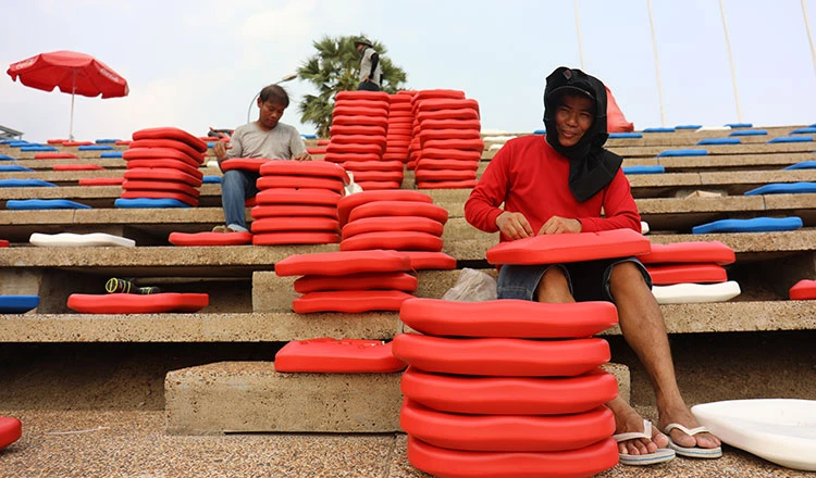 "Bóc tem" các ghế ngồi thô sơ bằng nhựa. Ảnh: CTP ...Công nhân dùng búa để bắt đinh gắn chặt ghế vào bê tông. Ảnh: CTP Khi vào bên trong sân Olympic ở Phnom Penh này cảm giác rất giống bên trong sân Cần Thơ. Ảnh: CTP Lắp đặt ghế tạm thời là hạng mục cuối cùng của sân Olympic chờ ngày 29-4 quả bóng môn bóng đá SEA Games 32...lăn. Ảnh: CTP