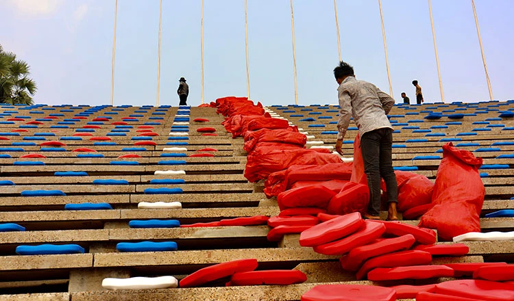 Lắp đặt ghế tạm thời là hạng mục cuối cùng của sân Olympic chờ ngày 29-4 quả bóng môn bóng đá SEA Games 32...lăn. Ảnh: CTP