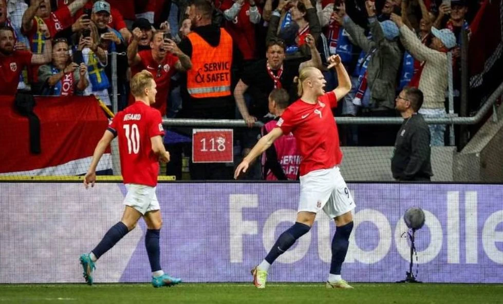 Martin Odegaard và Erling Haaland trong màu áo tuyển Na Uy. Ảnh: Getty