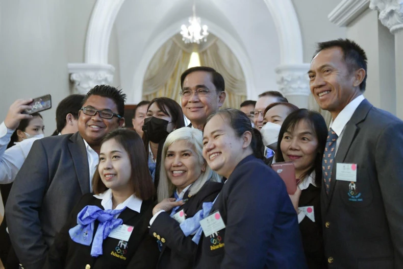 Thủ tướng Prayuth Chan O-cha căn dặn kỹ lưỡng các VĐV trước khi sang Campuchia. Ảnh: B.P