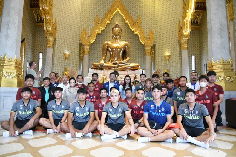 Như thói quen mỗi khi đội tuyển đá giải quốc tế toàn đội đến chùa Wat Trai...cầu may. Ảnh: B.P