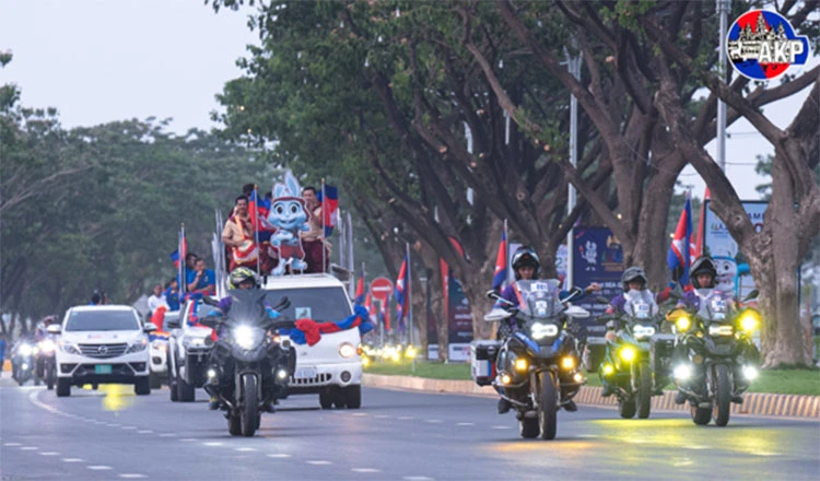 Fan hâm mộ Campuchia "đi bão" đến sân Olympic được sự hộ tống của cảnh sát và chứng kiến bữa tiệc bàn thắng. Ảnh: CTP