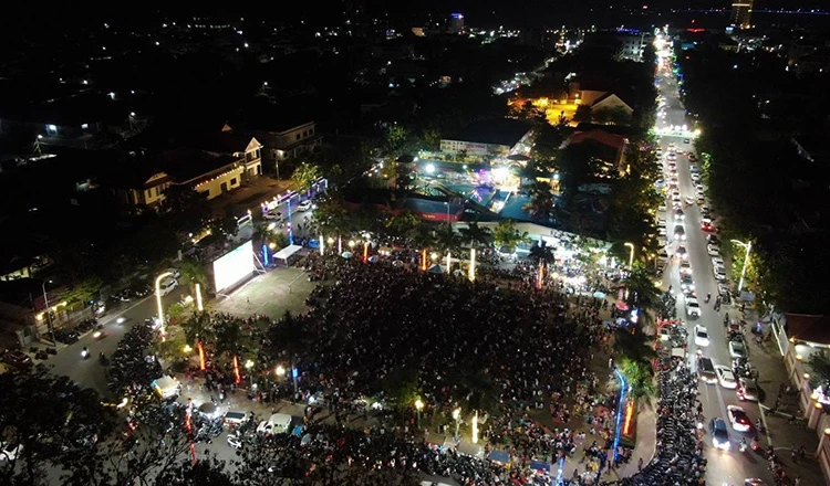 Tại quảng trưởng trung tâm hàng ngàn người đến xem trận đấu qua màn hình lớn. Ảnh: CTP Ở các địa phương lân cận cũng tổ chức trực tiếp qua truyền hình cho người dân xem. Ảnh: CTP Những trận tới, Campuchia tiếp tục phát vé miễn phí cho du khách nước ngoài. Ảnh: CTP