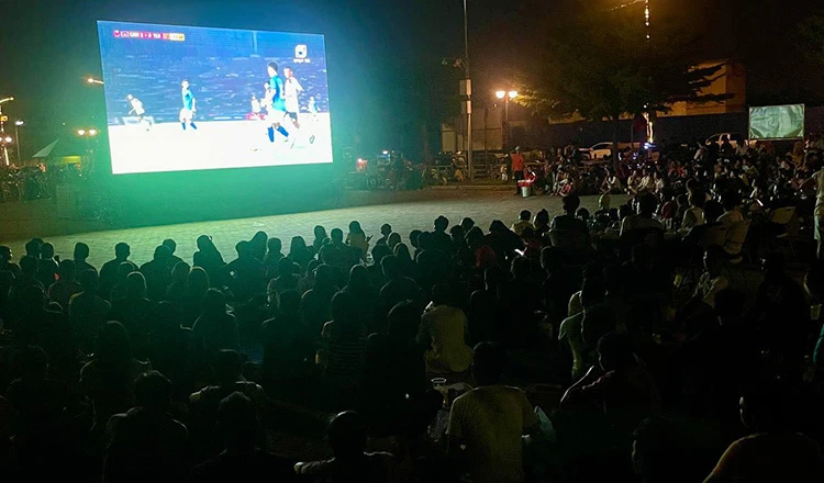 Sân Olympic không đủ sức chứa, Campuchia tổ chức trực tiếp tại những quảng trường ở thủ đô. Ảnh: CTP Tại quảng trưởng trung tâm hàng ngàn người đến xem trận đấu qua màn hình lớn. Ảnh: CTP Ở các địa phương lân cận cũng tổ chức trực tiếp qua truyền hình cho người dân xem. Ảnh: CTP Những trận tới, Campuchia tiếp tục phát vé miễn phí cho du khách nước ngoài. Ảnh: CTP