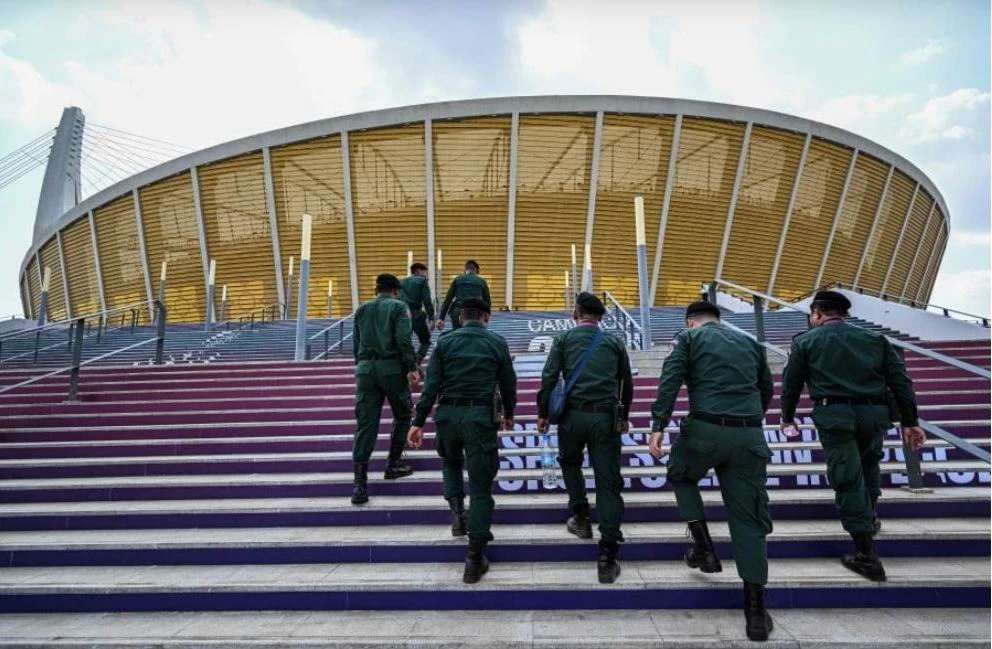 Một nhóm lực lượng thuộc quân đội đi kiểm tra tổ hợp thể thao Morodok trước ngày khai mạc. Ảnh: CTP