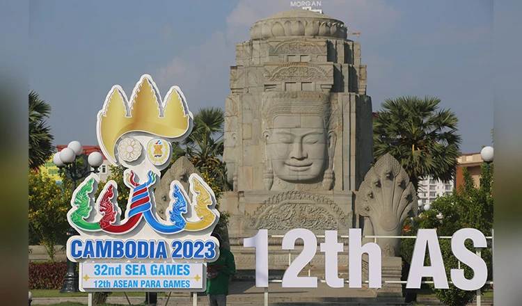 Công viên xanh sát cầu Chroy Changva cũng được trang trí rất đẹp. Ảnh: CTP Một nhân viên đã hoàn tất những công việc cuối cùng của việc trang trí cho SEA Games 32 gần tượng đài Độc Lập. Ảnh: CTP Một nhóm lực lượng thuộc quân đội đi kiểm tra tổ hợp thể thao Morodok trước ngày khai mạc. Ảnh: CTP