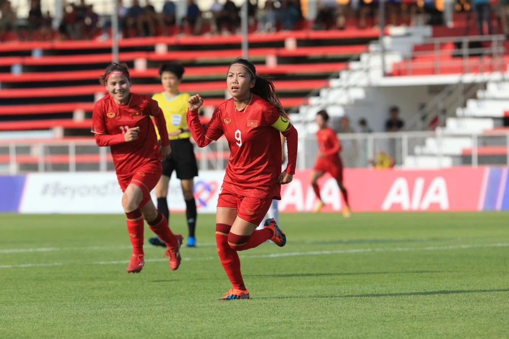 Đội trưởng Huỳnh Như "mở điểm" cho VN để có chiến thắng 3-1. Ảnh: ANH PHƯƠNG Đội trưởng Huỳnh Như "mở điểm" cho VN để có chiến thắng 3-1. Ảnh: ANH PHƯƠNG