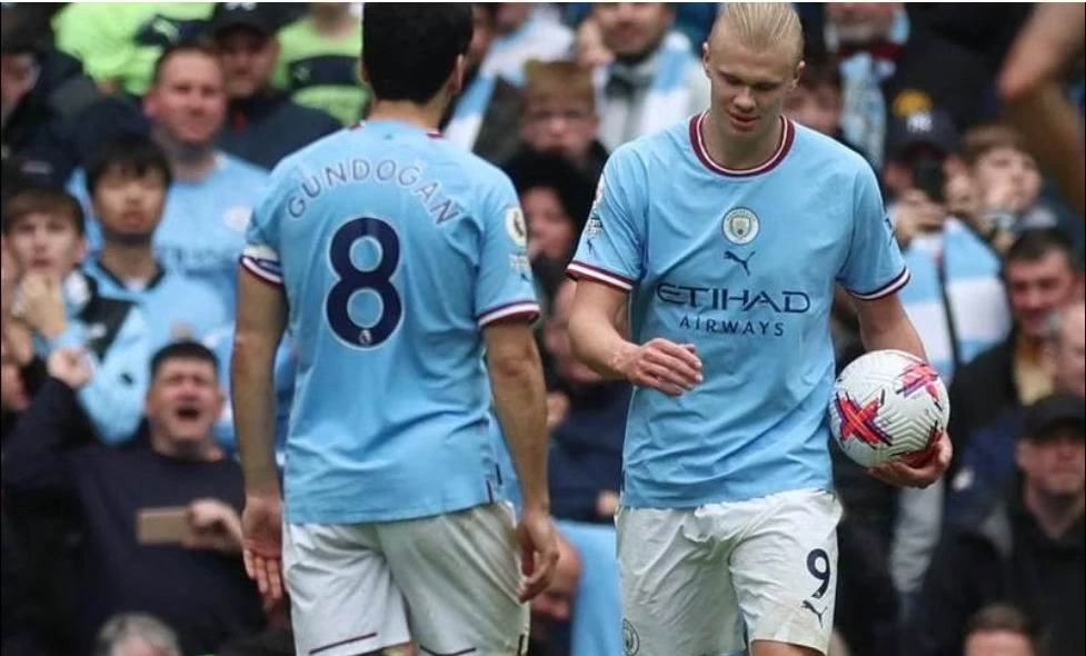 Haaland chủ động cầm bóng để đá phạt đền....nhưng lại nhường cho ông anh Gundogan đã có cú đúp nhằm tạo điều kiện hoàn thành hat trick. Ảnh: Getty