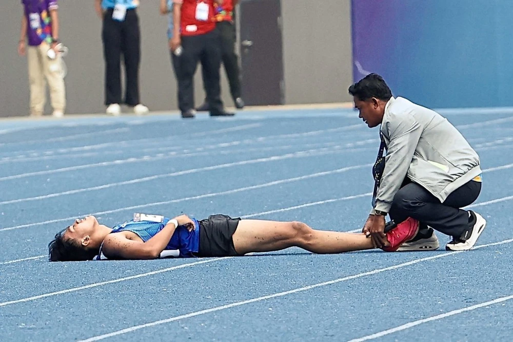 "Cậu bé vàng" Boonson chấn thương nặng ở vòng tranh huy chương nội dung 200m. Ảnh: A.PHƯƠMG