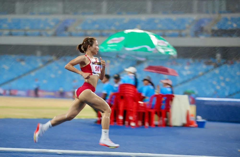 Nguyễn Thị Oanh về nhất cự ly 5.000m rất dễ dàng. Ảnh: ANH PHƯƠNG