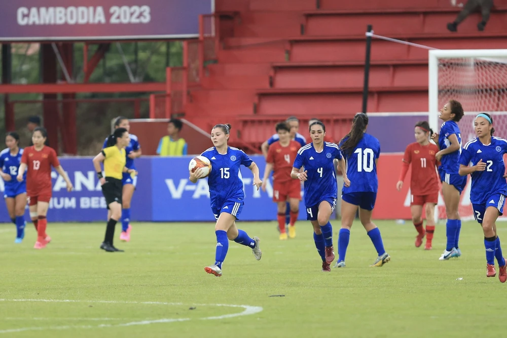 Các cầu thủ Philippines ghi bàn rồi vội vã mang bóng lên giữa sân để nhanh tìm thêm bàn thắng vào lưới Kim Thanh. Ảnh: ANH PHƯƠNG