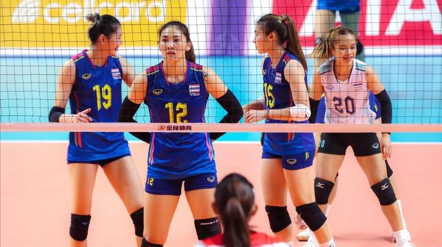 Hattaya Bamrungsuk cao 1,80m, tay ghi điểm chủ đạo của tuyển Thái Lan. Tuyển bóng chuyền nữ Thái Lan vượt đẳng cấp Đông Nam Á và họ nằm ở đẳng cấp thế giới. Hattaya Bamrungsuk từng tham dự SEA Games 2015, 2017, 2019. Hattaya Bamrungsuk như hoa khôi Nguyễn Thị Kim Huệ của bóng chuyền Việt Nam trước đây. Hattaya Bamrungsuk thuộc "thành phần" cao nhất đội. Ở sân chơi SEA Games, bóng chuyền nữ Thái Lan không có đối thủ. Trên vai trái của Hattaya Bamrungsuk, cô xăm hình bản đồ Thái Lan.