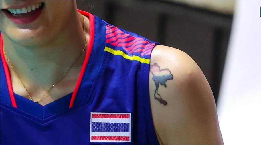 Trên vai trái của Hattaya Bamrungsuk, cô xăm hình bản đồ Thái Lan.