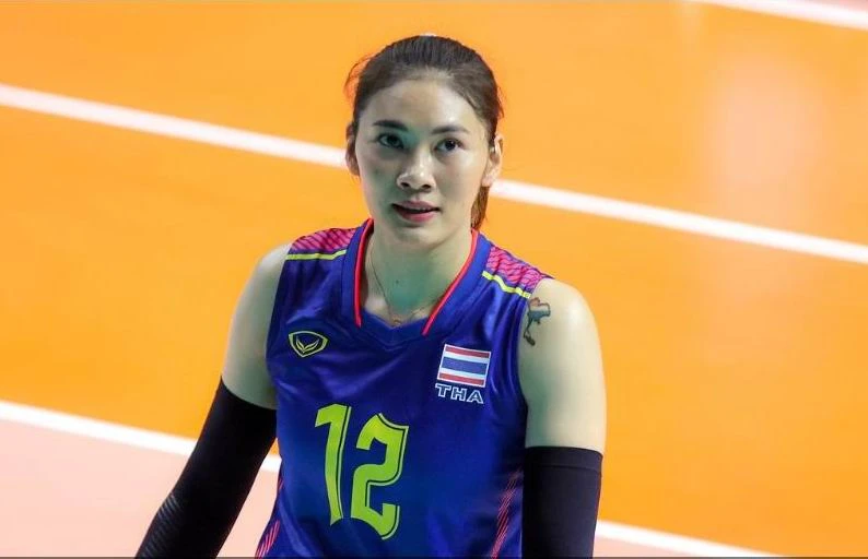 Hattaya Bamrungsuk là chủ công của tuyển Thái Lan, vừa xinh vừa chơi bóng giỏi. Hattaya Bamrungsuk cao 1,80m, tay ghi điểm chủ đạo của tuyển Thái Lan. Tuyển bóng chuyền nữ Thái Lan vượt đẳng cấp Đông Nam Á và họ nằm ở đẳng cấp thế giới. Hattaya Bamrungsuk từng tham dự SEA Games 2015, 2017, 2019. Hattaya Bamrungsuk như hoa khôi Nguyễn Thị Kim Huệ của bóng chuyền Việt Nam trước đây. Hattaya Bamrungsuk thuộc "thành phần" cao nhất đội. Ở sân chơi SEA Games, bóng chuyền nữ Thái Lan không có đối thủ. Trên vai trái của Hattaya Bamrungsuk, cô xăm hình bản đồ Thái Lan.