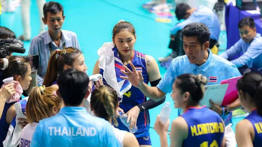 Ở sân chơi SEA Games, bóng chuyền nữ Thái Lan không có đối thủ. Trên vai trái của Hattaya Bamrungsuk, cô xăm hình bản đồ Thái Lan.