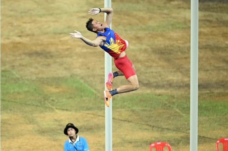 Nhà vô địch SEA Games bán giày, bán sào giúp trẻ em thực hiện ước mơ ảnh 1