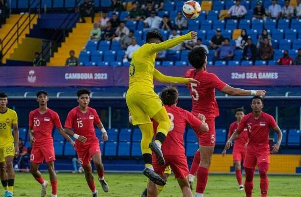 Người Singapore cảm thấy tổn thương nặng với cái thua thảm Malaysia 0-7 đêm 11-5. Ảnh: ST