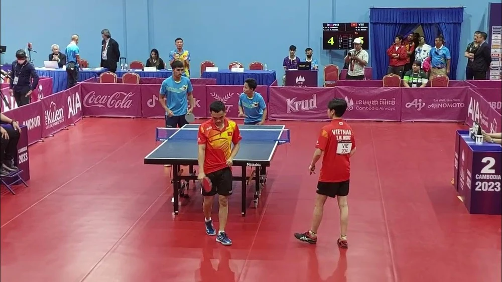 Hai tay vợt VN Anh Hoàng - Mai Ngọc giành tấm HCV đôi nam-nữ lịch sử sau 26 năm. Ảnh: CTP