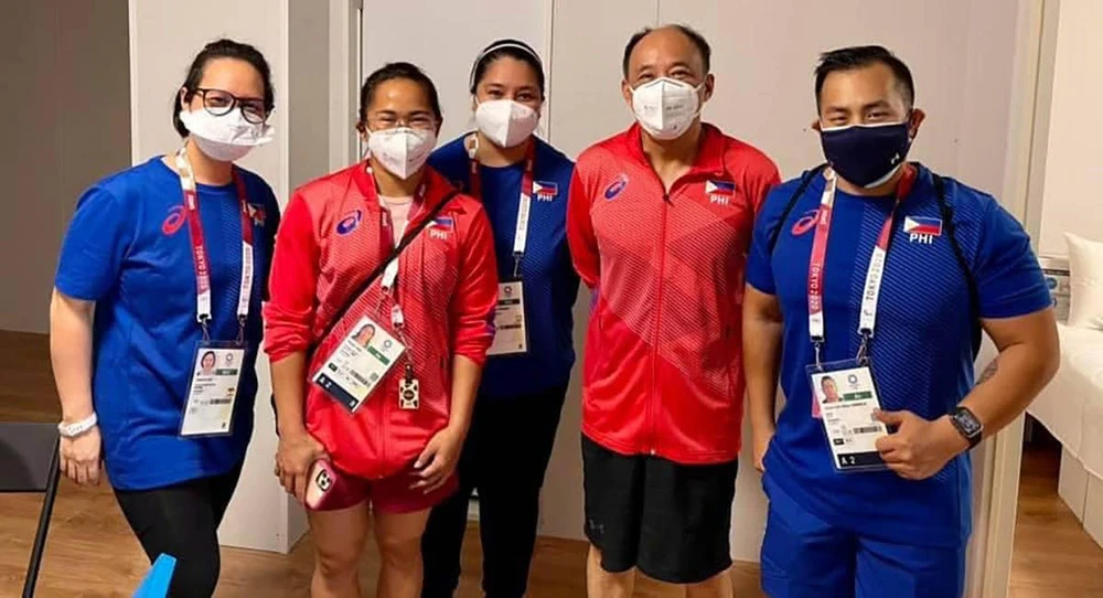 HLV Gao Kaiwen (thứ nhì từ phải sang) cùng Hidilyn Diaz có HCV cùng kỷ lục Olympic Tokyo. Ảnh: Phil Star.