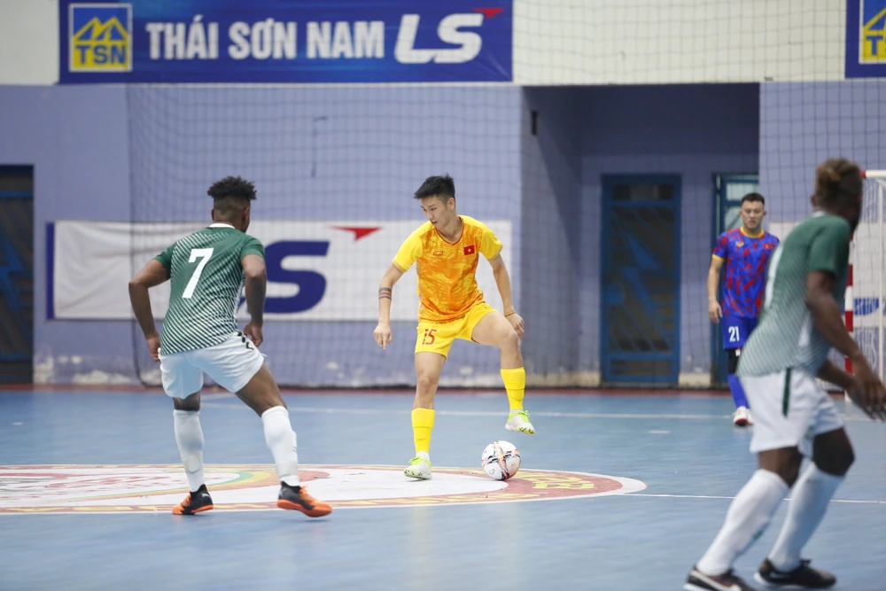 Tuyển VN sẽ còn trận lượt về với Solomon lúc 17 giờ ngày 26-5. Ảnh: CTP