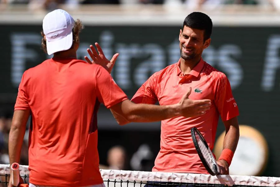 Djokovic chẳng tốn sức nhiều để hạ Kovacevic 3-0. Ảnh: AFP