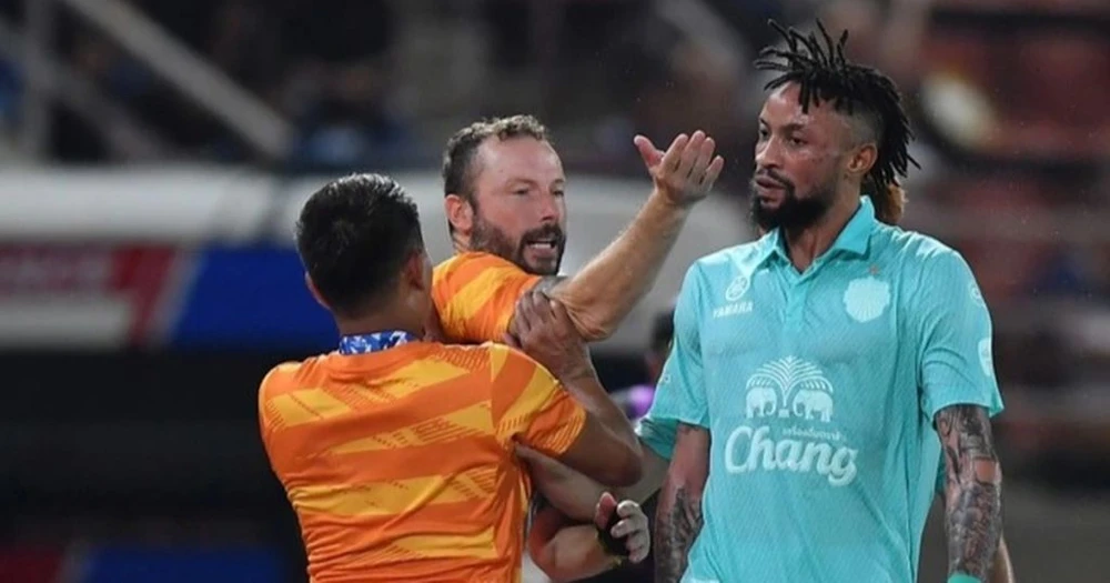 Jonathan Belingi (áo xanh) ăn thua đủ với cầu thủ của Bangkok Utd. Ảnh: B.P Jonathan Belingi (áo xanh) ăn thua đủ với cầu thủ của Bangkok Utd. Ảnh: B.P