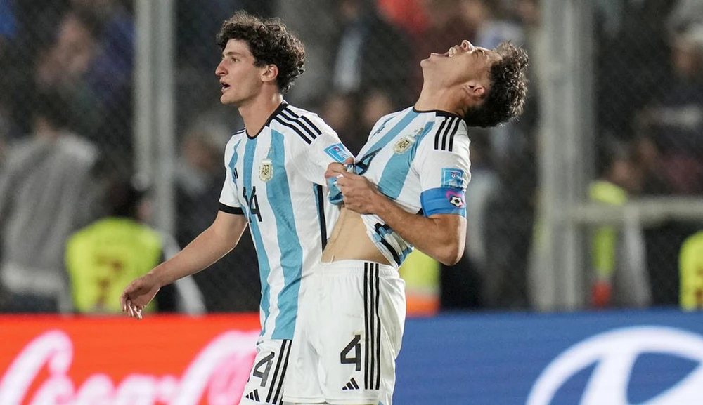 Vài lần sút cầu môn nhưng đàn em Messi chẳng phải như Messi. Chủ nhà không ghi được bàn thắng, Nigeria đã làm thay với hai lần chọc thủng lưới Argentina. Gặp "cạ cứng" Nigeria là Argentina bật bãi, nó giải thích tại sao họ không thể vượt qua vòng loại cho đến khi Indonesia bị FIFA tước quyền chủ nhà World Cup U-20 và Argentina được thay thế đăng cai. Hai bàn thắng của Rinwanu và Ibrahim đã làm cho Argentina rời cuộc chơi quá sớm. Hình ảnh một số 10 của U-20 Argentina bật khóc vì đau khổ. ...Ngồi khó chưa đủ giải tỏa, Valentin Carboni...ngã ra khóc tức tưởi. ...Khác xa số 10 của Argentina vào cái đêm 20-12-2022 tại Qatar.