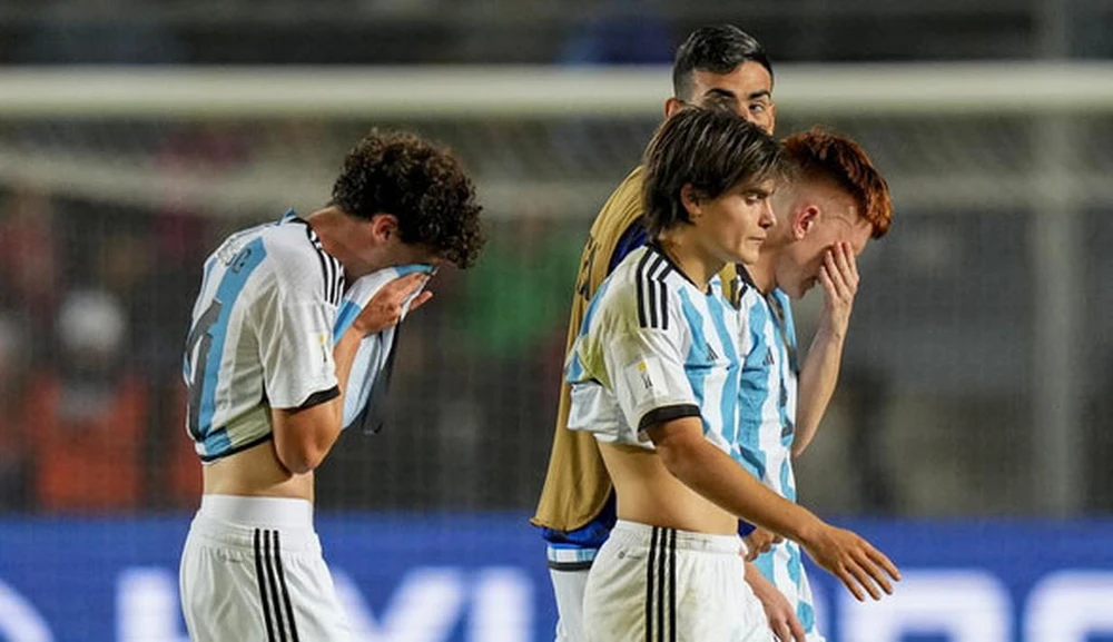 Chủ nhà không ghi được bàn thắng, Nigeria đã làm thay với hai lần chọc thủng lưới Argentina. Gặp "cạ cứng" Nigeria là Argentina bật bãi, nó giải thích tại sao họ không thể vượt qua vòng loại cho đến khi Indonesia bị FIFA tước quyền chủ nhà World Cup U-20 và Argentina được thay thế đăng cai. Hai bàn thắng của Rinwanu và Ibrahim đã làm cho Argentina rời cuộc chơi quá sớm. Hình ảnh một số 10 của U-20 Argentina bật khóc vì đau khổ. ...Ngồi khó chưa đủ giải tỏa, Valentin Carboni...ngã ra khóc tức tưởi. ...Khác xa số 10 của Argentina vào cái đêm 20-12-2022 tại Qatar.