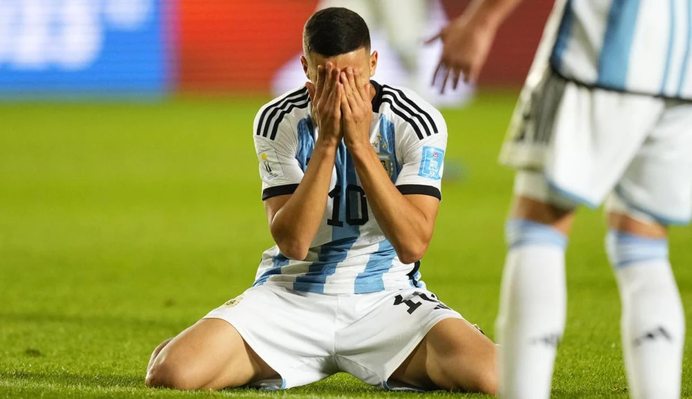 Hình ảnh một số 10 của U-20 Argentina bật khóc vì đau khổ. ...Ngồi khó chưa đủ giải tỏa, Valentin Carboni...ngã ra khóc tức tưởi. ...Khác xa số 10 của Argentina vào cái đêm 20-12-2022 tại Qatar.