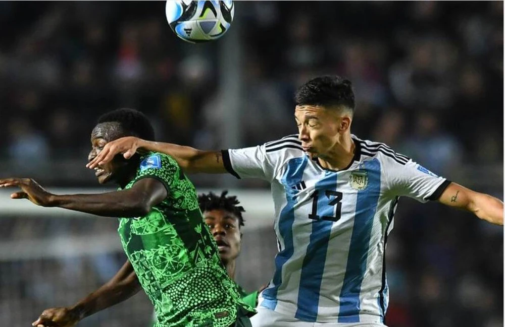 Được cổ động viên nhà ủng hộ, U-20 Argentina lại...run lẩy bẩy vì áp lực trước Nigeria ở trận đấu vòng 1-8 World Cup U-20. Vài lần sút cầu môn nhưng đàn em Messi chẳng phải như Messi. Chủ nhà không ghi được bàn thắng, Nigeria đã làm thay với hai lần chọc thủng lưới Argentina. Gặp "cạ cứng" Nigeria là Argentina bật bãi, nó giải thích tại sao họ không thể vượt qua vòng loại cho đến khi Indonesia bị FIFA tước quyền chủ nhà World Cup U-20 và Argentina được thay thế đăng cai. Hai bàn thắng của Rinwanu và Ibrahim đã làm cho Argentina rời cuộc chơi quá sớm. Hình ảnh một số 10 của U-20 Argentina bật khóc vì đau khổ. ...Ngồi khó chưa đủ giải tỏa, Valentin Carboni...ngã ra khóc tức tưởi. ...Khác xa số 10 của Argentina vào cái đêm 20-12-2022 tại Qatar.