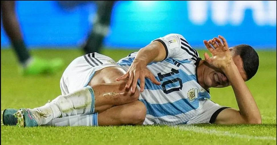 ...Ngồi khó chưa đủ giải tỏa, Valentin Carboni...ngã ra khóc tức tưởi. ...Khác xa số 10 của Argentina vào cái đêm 20-12-2022 tại Qatar.