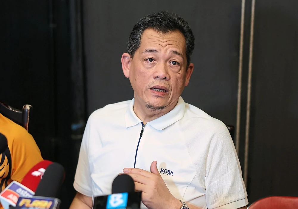 Chủ tịch Hamidin của FAM tiết lộ tuyển Brazil "rao" và gợi ý muốn đá với Malaysia. Ảnh: NST Chủ tịch Hamidin của FAM tiết lộ tuyển Brazil "rao" và gợi ý muốn đá với Malaysia. Ảnh: NST