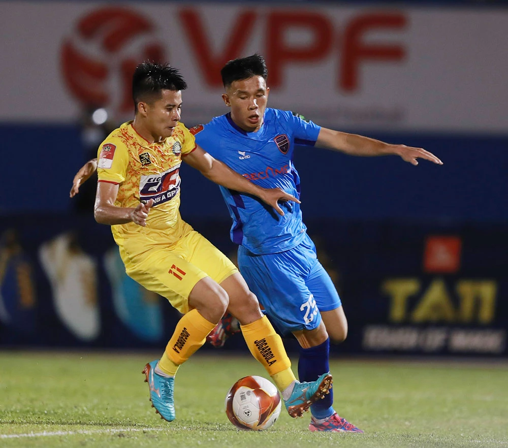 HLV Lê Huỳnh Đức dẫn quân B. Bình Dương đến "chốn cũ" sân Hòa Xuân chia điểm với SHB Đà Nẵng và lại có trận 1-1 thứ tư khi Lê Huỳnh Đức dẫn dắt đội bóng Đất Thủ. Ảnh: VPF