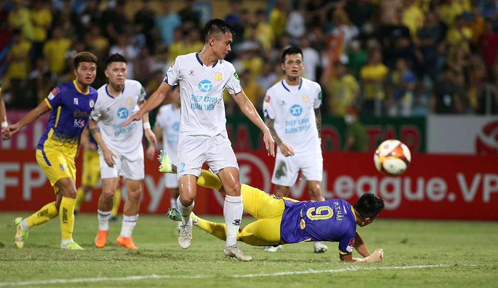 Trong khi đó Nam Định dẫn đầu bảng xếp hạng qua bốn vòng đấu....nay tuột dần xuống vị trí thứ tám, ngoại binh quá kém khiến đội không tìm được chiến thắng trong năm trận gần nhất. Ảnh: VPF Nhà vô địch tuyệt đối Hà Nội mất lực lượng vì chấn thương và án treo giò khiến kết quả những vòng đầu kém ấn tượng và đang xếp thứ ba, thua đội đầu Thanh Hóa 3 điểm. Ảnh: VPF HLV Kiatisak có dấu hiệu giúp HA Gia Lai lấy lại cân bằng sau khi cuối mùa giải trước hàng loạt trụ cột ra đi. Bây giờ nhà cầm quân Thái Lan xây dựng hỏa lực bằng hai ngoại binh. Ảnh: VPF Khoảng nghỉ hơn nửa tháng là thời gian quý báu để HLV Phạm Minh Đức xốc lại tinh thần học trò SHB Đà Nẵng rồi bước vào vòng 12 thực hiện công việc...thoát hiểm khi đang ở đáy bảng. Ảnh: VPF CLB TP.HCM (xanh) vừa thua SL Nghệ An 1-2 trên sân Vinh và đứng vị trí áp chót trên bảng xếp hạng V-League sau 11 vòng đấu. Ảnh: VPF Sau 11 vòng đấu, thứ tự ba đội đầu bảng như sau: 1- Thanh Hóa (22 điểm), 2- CAHN (21 điểm), 3-Hà Nội (19 điểm), 4- Hồng Lĩnh Hà Tĩnh (17 điểm), 5- Viettel (15 điểm, 6- Hải Phòng (15 điểm), 7- Bình Định (15 điểm), 8- Nam Định (15 điểm), 9- HA Gia Lai (13 điểm), 10- SL Nghệ An (12 điểm), 11- Khánh Hòa (12 điểm), 12- Bình Dương (7 điểm), 13- TP.HCM (7 điểm), 14- SHB Đà Nẵng (6 điểm). Ảnh: VPF