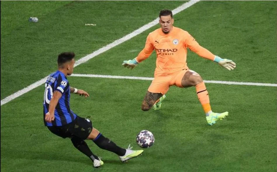 Có người bảo các chân sút Inter kém may mắn và không chịu nhìn thủ môn Ederson của Man. City quá xuất sắc. Ảnh: AFP Phía cầu môn Inter Onana cũng xuất sắc chẳng kém, anh đã cứu thua từ cú dứt điểm của Erling Haaland. Ảnh: AFP Phill Foden vào thay Kevin De Bruyne. Ảnh: Getty Cũng giống như trận chung kết FA Cup, Haaland không thể ghi bàn ở chung kết Champions League. Ảnh: AFP Sáu trận Haaland không ghi bàn, trong đó có hai trận bán kết gặp Real Madrid, chung kết FA Cup, chung kết Champions League. Ảnh: Getty Về Man. City mùa đầu, Haaland liền có những kỷ niệm ngọt ngào nhất của đời cầu thủ với những thành tích xuất sắc của đội và cá nhân. Ảnh: AFP Rodri (16) ghi bàn duy nhất trận phút 68 đưa Man. City đi vào lịch sử với cú ăn ba trong mùa giải. Ảnh: Getty Man. City chẳng thua kém MU năm 1999 với cú ăn ba lịch sử. Ngôi vô địch Champions League Man. City được UEFA trao thưởng 20 triệu USD. Ảnh: Getty Nhà cầm quân Pep Guardiola có tổng cộng 35 danh hiệu khi dẫn dắt Barcelona, Bayern Munich và Man. City, trong đó có cú ăn sáu cùng Barcelona năm 2008, cú ăn ba cùng Man. City mùa này. Ảnh: AFP Pep Guardiola trở thành nhà cầm quân vĩ đại nhất cấp CLB. Ảnh: AFP